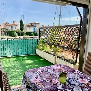 Rue De L'amarrage à Port Avec Terrasse Vue Canaux Et Garage Grimaud